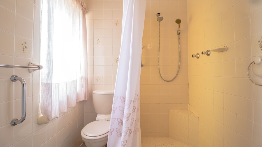 To Let 4 Bedroom Property for Rent in Gordons Bay Village Western Cape